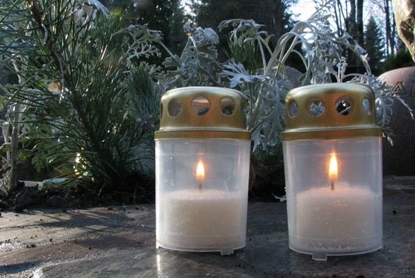 Nagrobne svece prvi novmeber praznik dan mrtvih